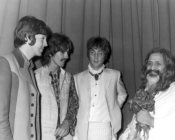 Отель "Хилтон" в Лондоне 24 августа 1967г., слева направо: Джордж Харрисон, Махариши и Джон Леннон 