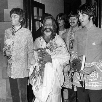 Maharishi et les Beatles après leur initiation à la méditation transcendantale